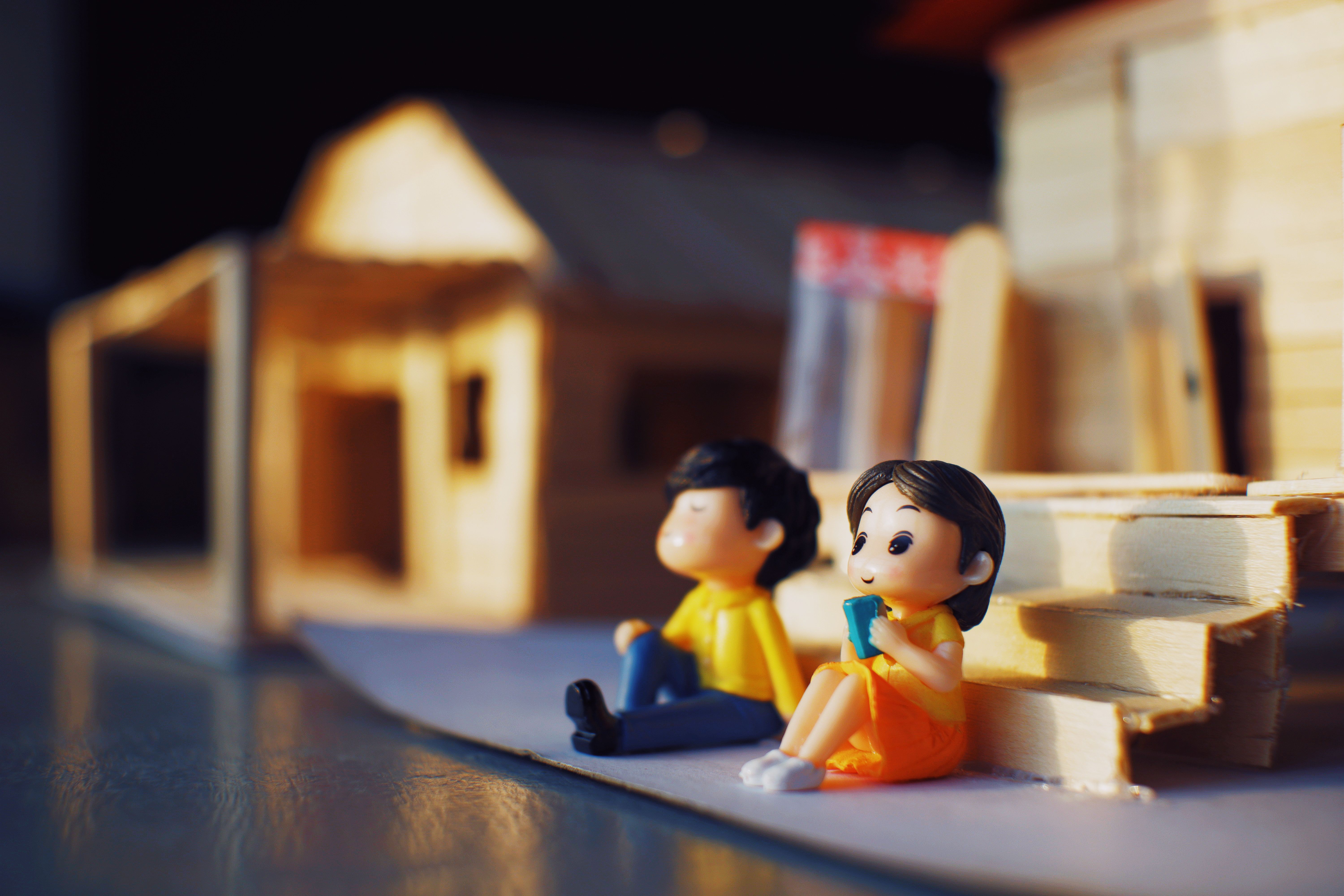 Farewell-coder/Dollhouse: 一款 Android 桌面宠物应用：鲸鱼娘「小肥鱼」以系统悬浮窗常驻桌面，会眨眼、待机摆动、贴边偷看，点她会说话。内置兼容任意 OpenAI 格式接口的 AI 对话与记忆系统，支持多套配…
